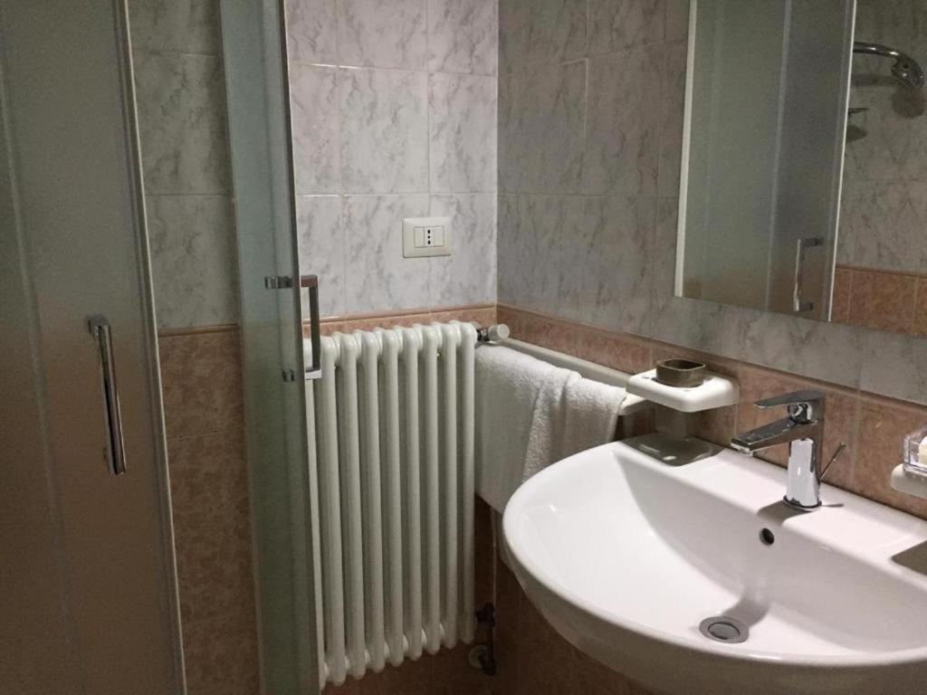 Hotel Ded 1 Checkin A Richiesta 파르마 외부 사진